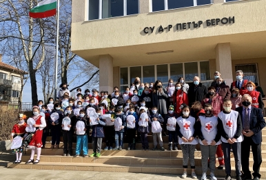 The Bulgarian Red Cross and the US Embassy in Bulgaria provided activity kits to children from Yambol district 